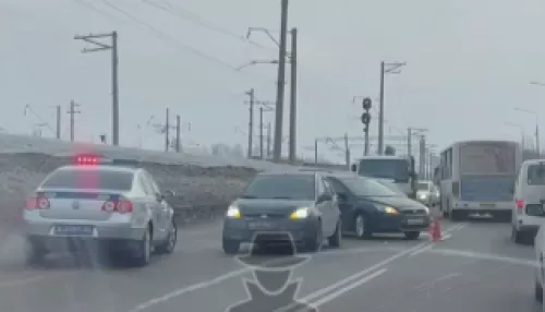 Пробка возле старого моста образовалась из-за массовой аварии. Видео