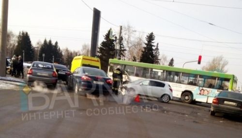 Серьезное ДТП произошло в районе вокзала в Барнауле