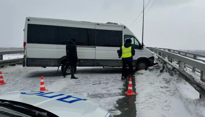 На старом мосту из-за серьезного ДТП перекрыли дорогу в обе стороны