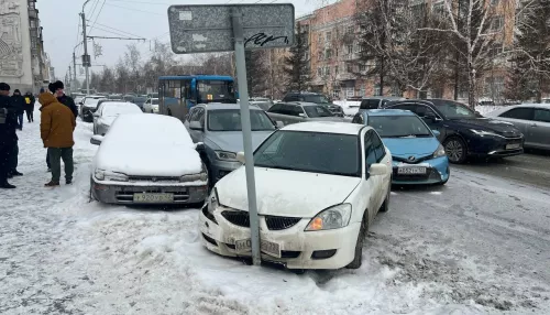 В Барнауле на проспекте Ленина машины попали в массовое ДТП