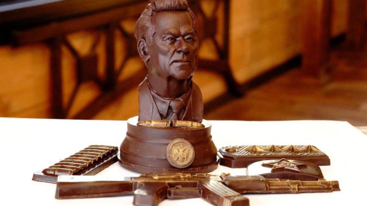 Шоколадный бюст оружейника Калашникова изготовили в Белокурихе