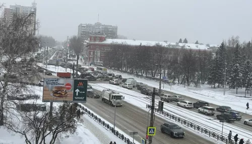 В Барнауле водители встали в вечерних девятибалльных пробках