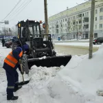 Улицы Барнаула очищают от снега и льда после обильных осадков