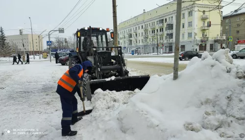 Улицы Барнаула очищают от снега и льда после обильных осадков