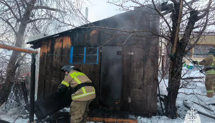 В Горно-Алтайске пожарные потушили загоревшуюся баню