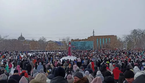 Не сразу, но проводили зиму: как в Барнауле прошла Масленица. Фото и видео