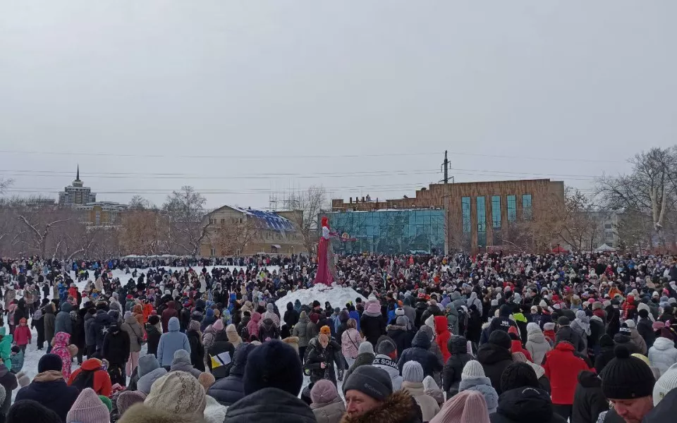 Не сразу, но проводили зиму: как в Барнауле прошла Масленица. Фото и видео