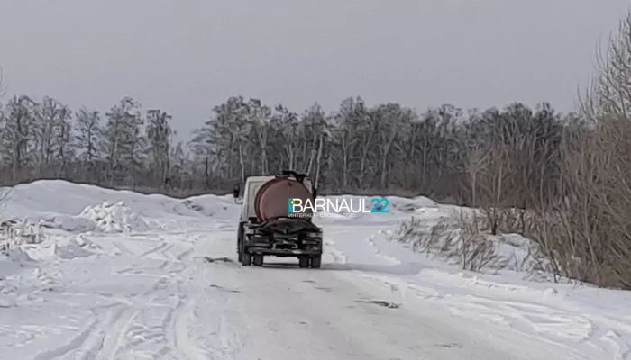 Жители поселка Октябрьского рассказали о сливе канализации за их домами. Фото