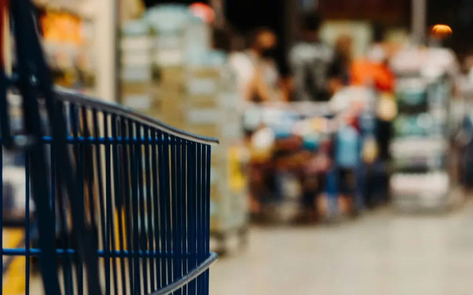 Центнеры серой мясной продукции и тысячи опасных консервов изъяли в Алтайском крае