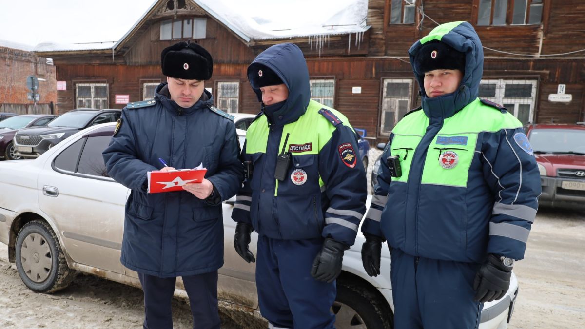 Судебные приставы и полицейские Алтайского края