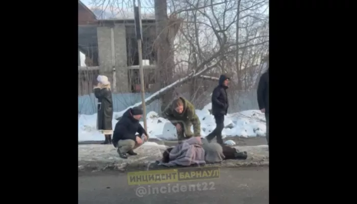 В Барнауле женщину и ребенка сбили возле автобусной остановки на Власихинской. Видео