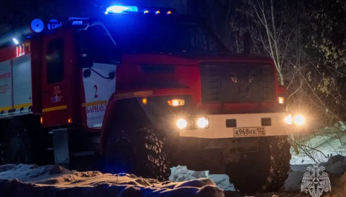 В Барнауле при крупном пожаре в частном доме погибла пожилая женщина