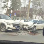 В Барнауле водитель легковушки пострадал в лобовом ДТП на Змеиногорском тракте