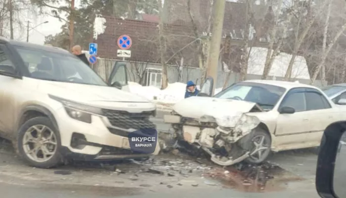 В Барнауле водитель легковушки пострадал в лобовом ДТП на Змеиногорском тракте