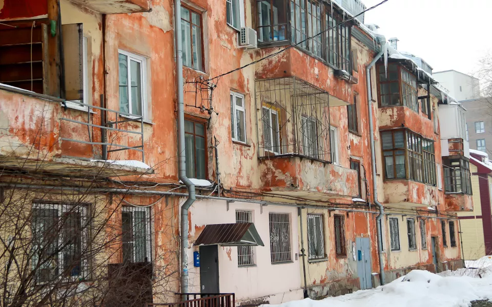 Разноцветные кварталы: как выглядит тихий и ветшающий центр Барнаула рядом с вокзалом