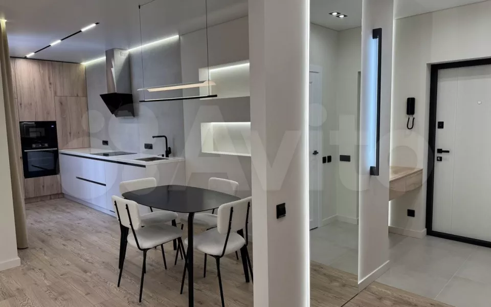 Дизайнерскую трешку в стиле минимализм продают за 17,9 млн рублей в Барнауле. Фото