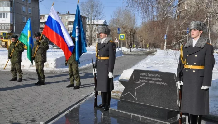 2 тысячи боевиков против 90 бойцов ВДВ. В Барнауле почтили память героев-десантников