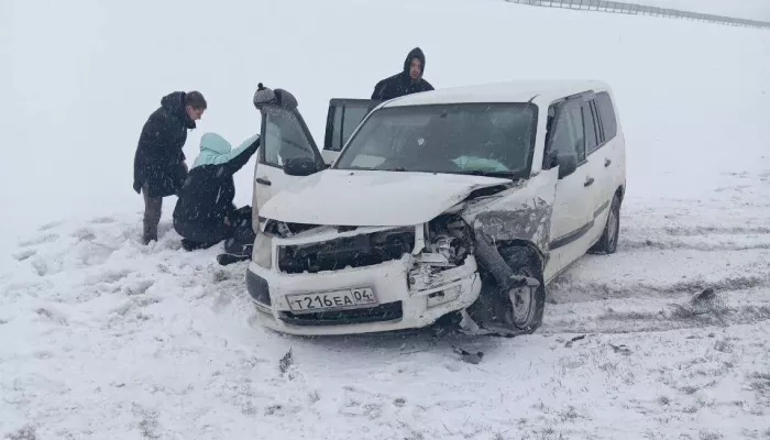 На трассе перед Новоалтайском машина слетела в кювет при массовом ДТП