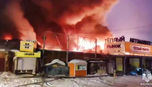 Опубликовано видео с места крупного пожара на улице Целинной в Барнауле