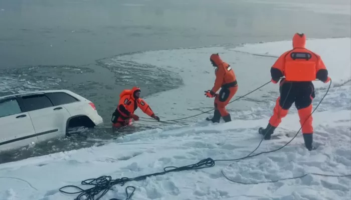 В Новосибирске спасатели достали из Оби утонувший автомобиль