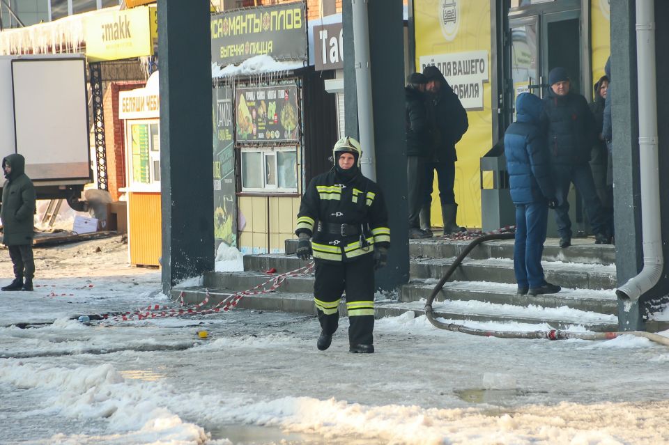 Последствия пожара на Теплом рынке на ул. Целинной, 3