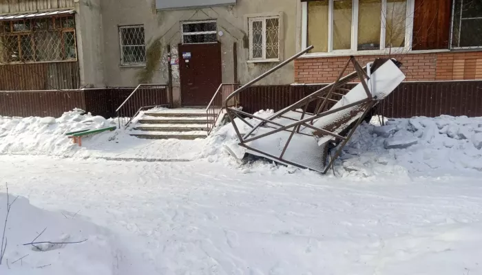 Глыба льда снесла козырек подъезда в Бийске и разбила окно балкона