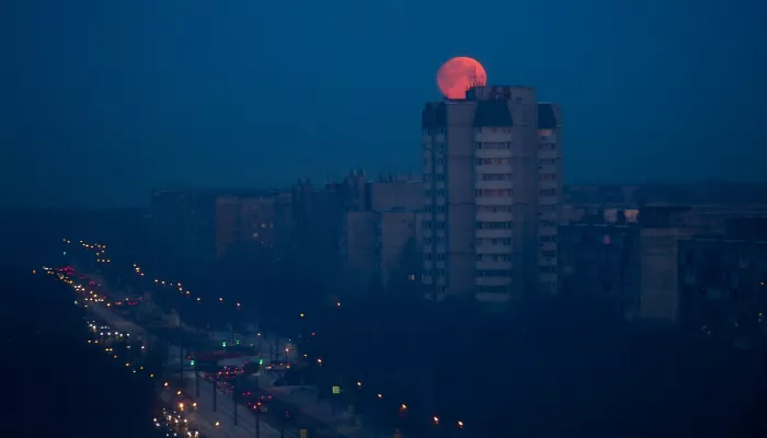 Над Барнаулом ночью взошла редкая кровавая Луна. Фото