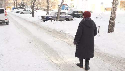 Жители одного из барнаульских домов оказались в снежном плену