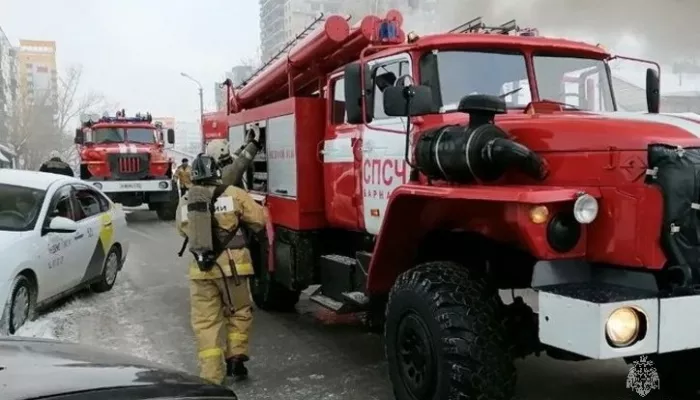 Квартира загорелась в девятиэтажке Барнаула, людей эвакуировали