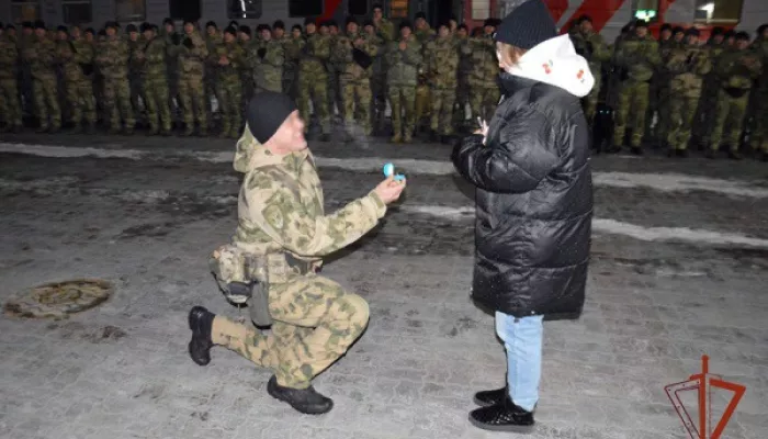 Боец СВО сделал предложение девушке на перроне вокзала в Барнауле