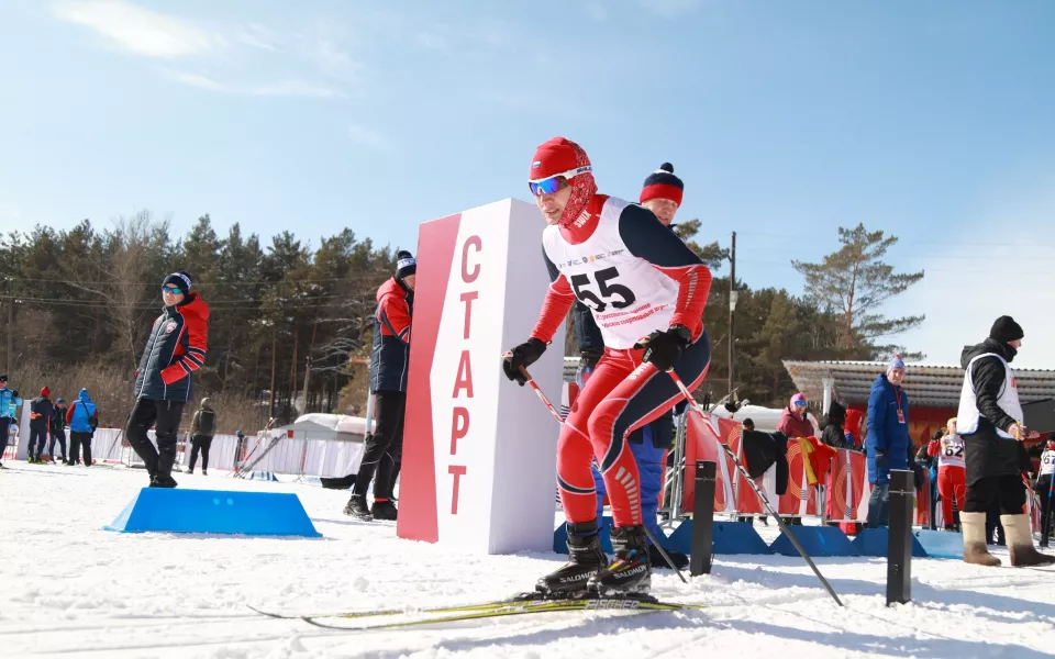 Механизаторы и доярки на лыжах. Соревнования по лыжным гонкам прошли в Барнауле
