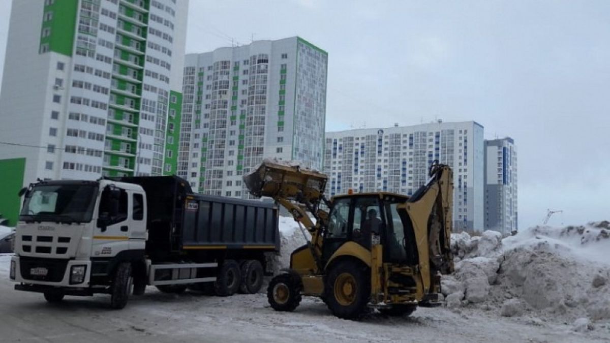 В ожидании паводка: в Барнауле начали вывозить снег с улиц