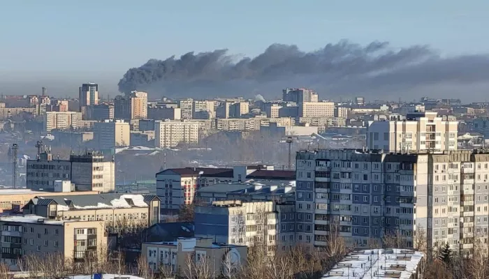 Более 30 человек тушат административное здание в Барнауле