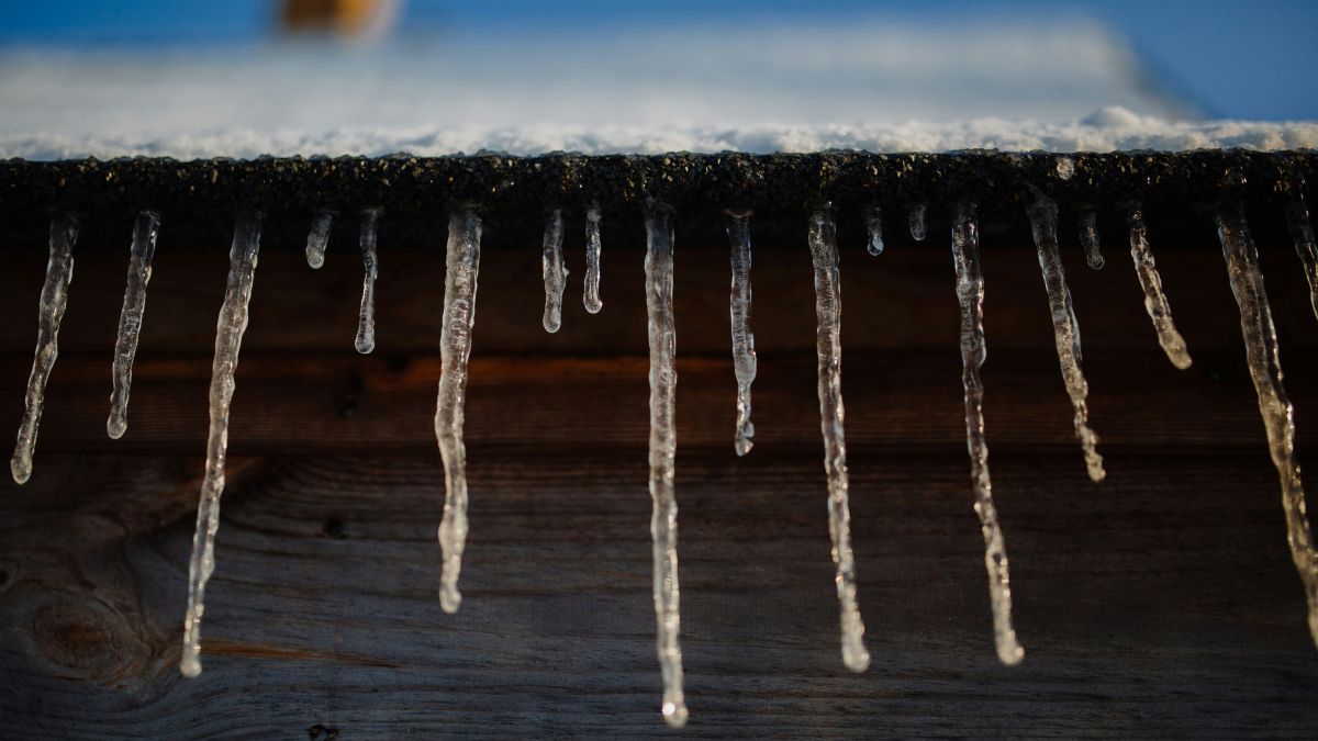 Оттепель, сосульки