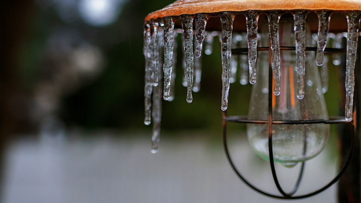 Оттепель, сосульки