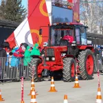 Красный трактор едет к нам. По центру Барнаула механизаторы устроили гонки