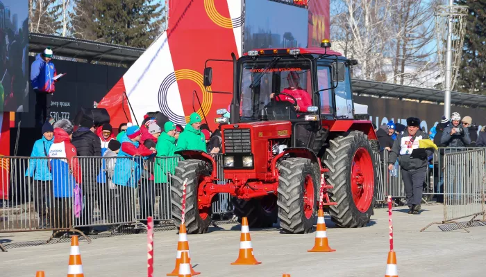 Красный трактор едет к нам. По центру Барнаула механизаторы устроили гонки