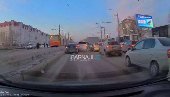 Торопливый водитель спровоцировал утреннее ДТП в Барнауле. Видео