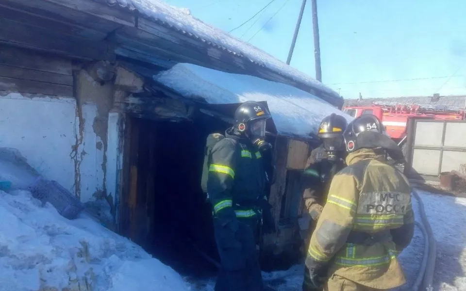 В Камне-на-Оби два человека погибли при пожаре в частном доме