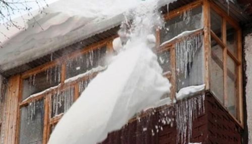 Алтайское МЧС предупреждает о сходе снега с крыш домов из-за потепления
