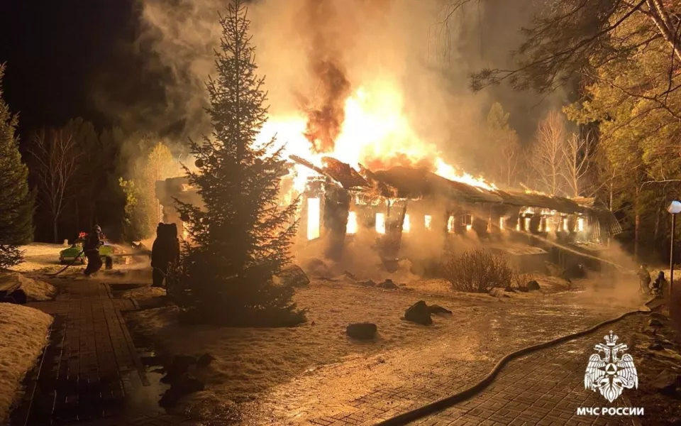 В Горном Алтае сгорел ресторан на туристической базе