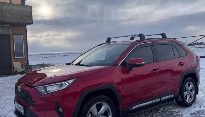 Красный RAV4 пятого поколения продают за 4 млн рублей в Горном Алтае. Фото