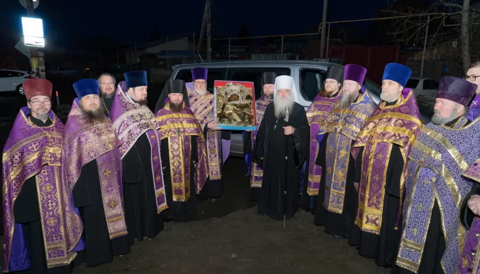 Древнюю икону Богородицы привезли в Барнаул на три дня. Фото