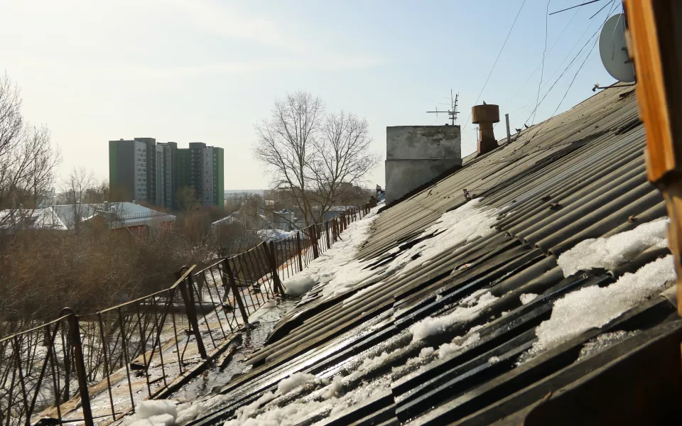 Следком проверит, почему крышу дома в Барнауле чистит 90-летняя пенсионерка, а не УК