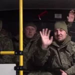 Освобожденные из украинского плена российские военные вернулись на родину. Видео