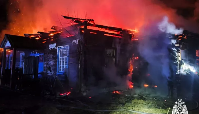 В Республике Алтай вспыхнуло здание сельского клуба