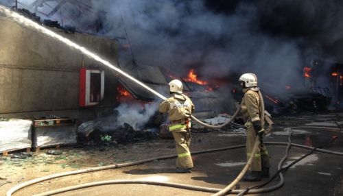 Обрушение кровли склада произошло при пожаре в Новосибирске