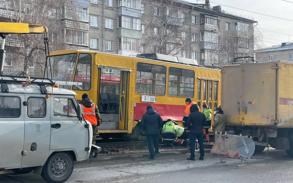 В Барнауле на улице Антона Петрова трамвай сошел с рельсов