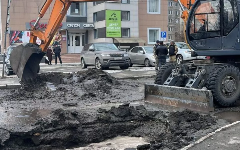 Коммунальные службы продолжают устранение крупной аварии в Бийске