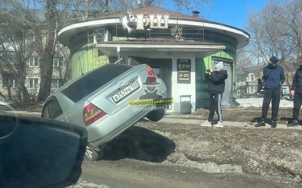 Автомобиль нырнул в водосток в Новоалтайске. Фото